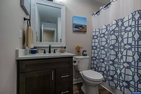 Bath - 123 Sorbin Ave E, Gates, OR 97346 photo 3 of 3