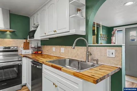 Kitchen - 295 10th St, Lyons, OR 97358 photo 3 of 3