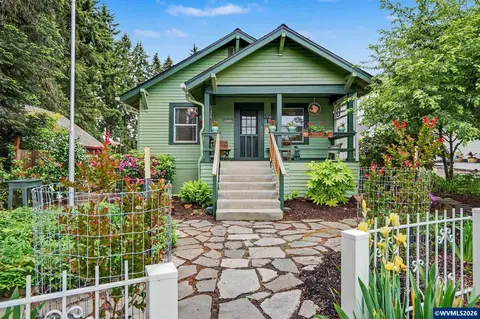 824 Chadwick St, Silverton, OR 97381
