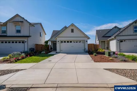 948 Laurel Pl, Silverton, OR 97381