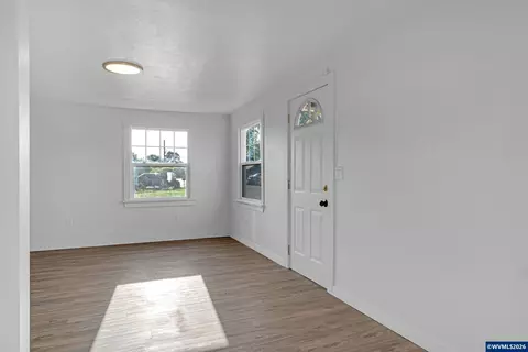 Living - 2010 1st Ave E, Albany, OR 97321 photo 2 of 5