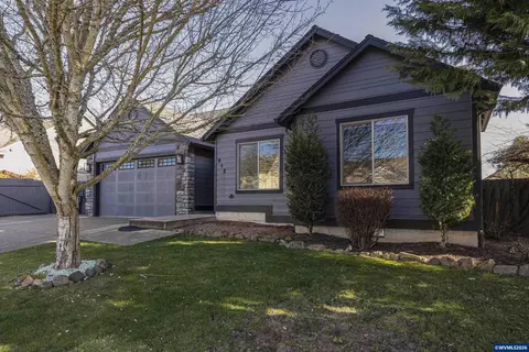 612 N 6th St, Carlton, OR 97111