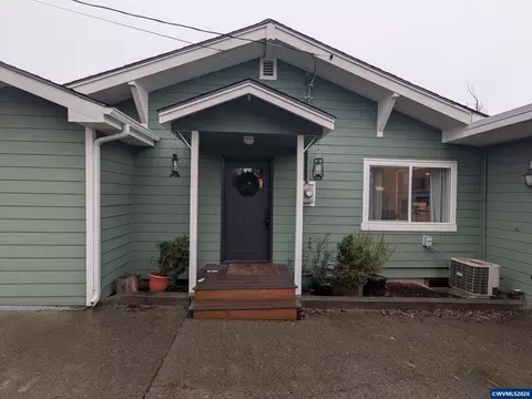 821 Liberty St, Silverton, OR 97381