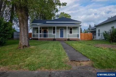 221 N 3rd St, Jefferson, OR 97352