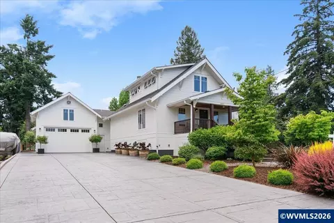 Exterior - 810 Chadwick St, Silverton, OR 97381 photo 2 of 11