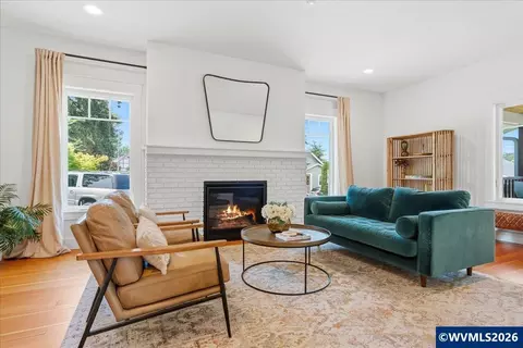 Living - 810 Chadwick St, Silverton, OR 97381 photo 3 of 3