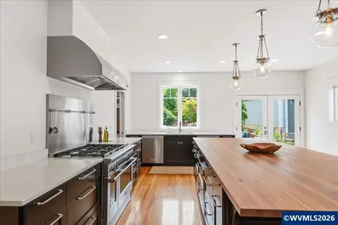 Kitchen - 810 Chadwick St, Silverton, OR 97381 photo 5 of 5