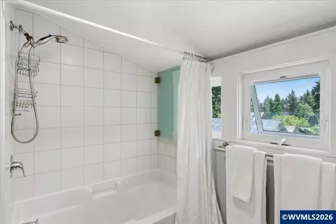Bath - 810 Chadwick St, Silverton, OR 97381 photo 4 of 4