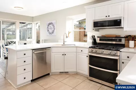 Kitchen - 38 Denmark Lp Lp, Silverton, OR 97381 photo 2 of 4