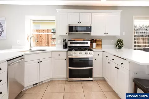 Kitchen - 38 Denmark Lp Lp, Silverton, OR 97381 photo 3 of 4