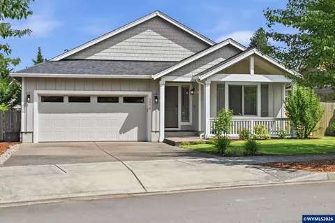 1075 Sage St, Silverton, OR 97381