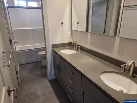 Bath - 3352 Zane Ln, Eugene, OR 97404 photo 1 of 4