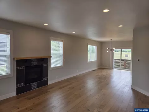 Living - 3346 Zane Ln, Eugene, OR 97404 photo 2 of 2