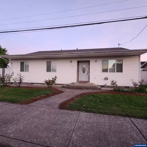 730 Burton St, Harrisburg, OR 97446