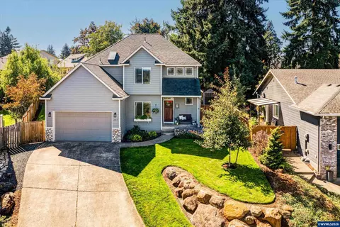 207 Sweden Cir, Silverton, OR 97381