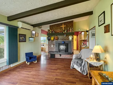 Living - 5724 Anderson Rd S, Aurora, OR 97002 photo 1 of 2