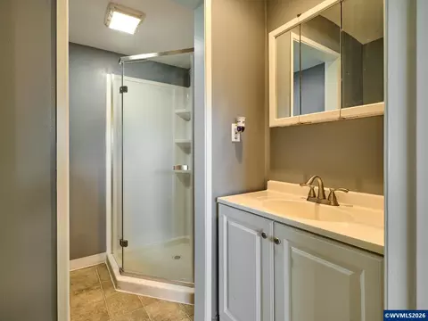 Bath - 5724 Anderson Rd S, Aurora, OR 97002 photo 2 of 2