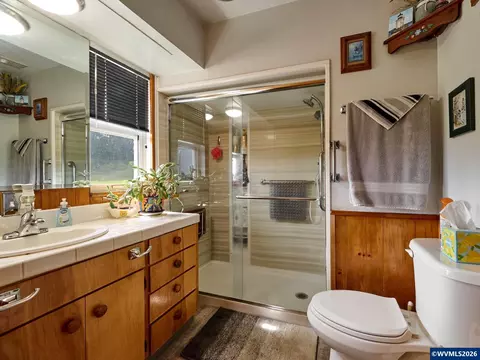 Bath - 5724 Anderson Rd S, Aurora, OR 97002 photo 1 of 2