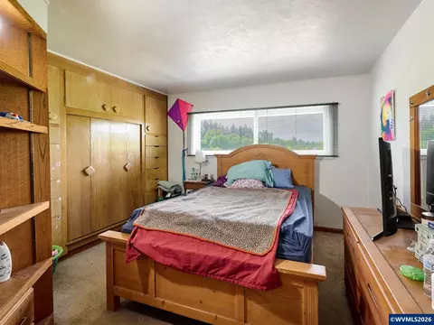 Bedroom - 5724 Anderson Rd S, Aurora, OR 97002 photo 2 of 4