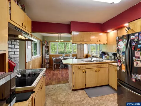 Kitchen - 5724 Anderson Rd S, Aurora, OR 97002 photo 3 of 4