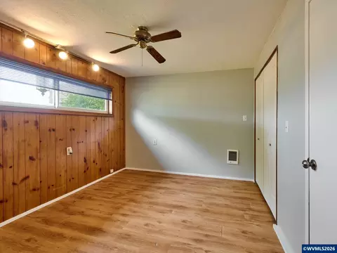 Bedroom - 5724 Anderson Rd S, Aurora, OR 97002 photo 3 of 4
