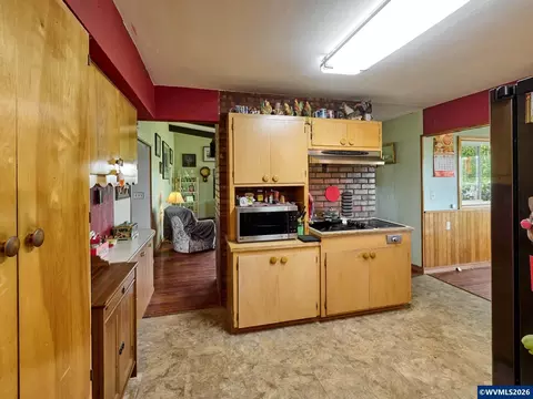 Kitchen - 5724 Anderson Rd S, Aurora, OR 97002 photo 2 of 4