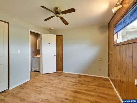 Bedroom - 5724 Anderson Rd S, Aurora, OR 97002 photo 4 of 4