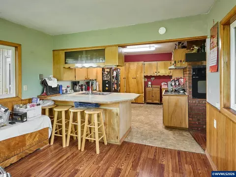 Kitchen - 5724 Anderson Rd S, Aurora, OR 97002 photo 4 of 4