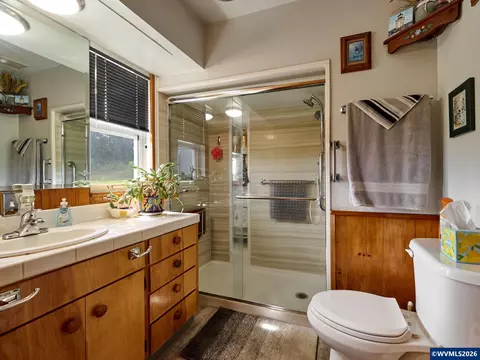 Bath - 5724 Anderson Rd S, Aurora, OR 97002 photo 1 of 2