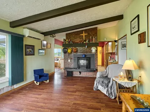 Living - 5724 Anderson Rd S, Aurora, OR 97002 photo 1 of 2