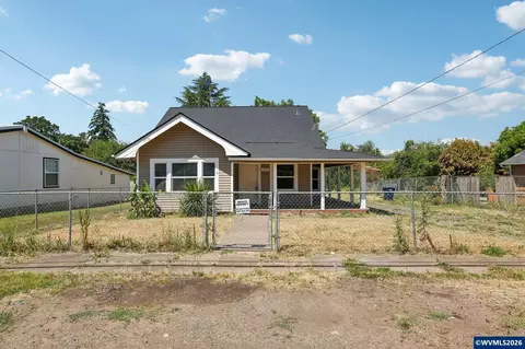 430 Log Cabin St, Independence, OR 97351