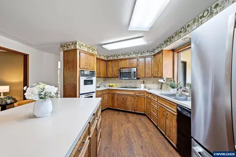 Kitchen - 90402 Marcola Rd, Springfield, OR 97478 photo 4 of 5