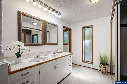 Bath - 90402 Marcola Rd, Springfield, OR 97478 photo 2 of 5