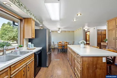 Kitchen - 90402 Marcola Rd, Springfield, OR 97478 photo 3 of 5
