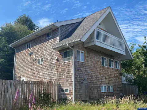 1017 NE Lake Dr, Lincoln City, OR 97367