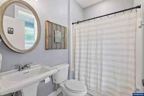 Bath - 263 Eider Ave SE, Salem, OR 97306 photo 6 of 6