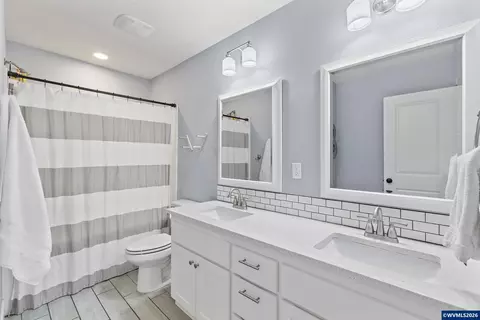 Bath - 263 Eider Ave SE, Salem, OR 97306 photo 5 of 6