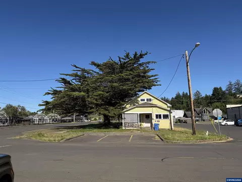 285 NW John St, Waldport, OR 97394