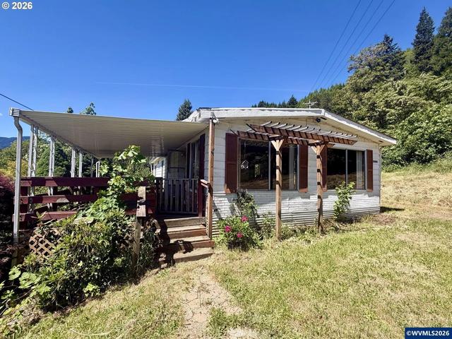 76582 Davis Rd, Oakridge, OR 97463