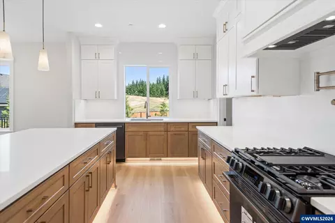 Kitchen - 769 Riley Dr, Silverton, OR 97381 photo 2 of 3