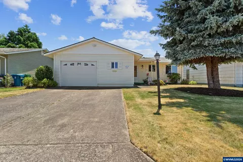 2212 Country Club Ter, Woodburn, OR 97071