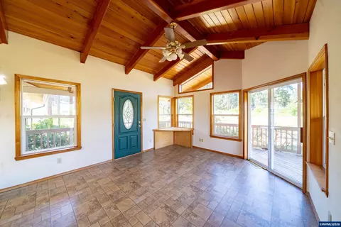 Living - 11124 Wagner Rd, Lyons, OR 97358 photo 5 of 7