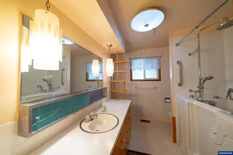 Bath - 11124 Wagner Rd, Lyons, OR 97358 photo 1 of 3