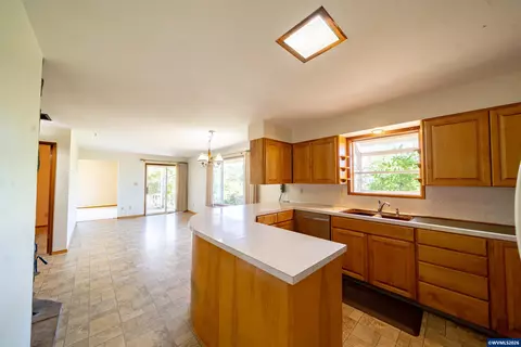 Kitchen - 11124 Wagner Rd, Lyons, OR 97358 photo 4 of 4