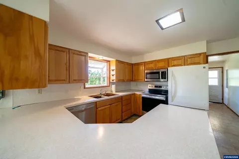 Kitchen - 11124 Wagner Rd, Lyons, OR 97358 photo 3 of 4