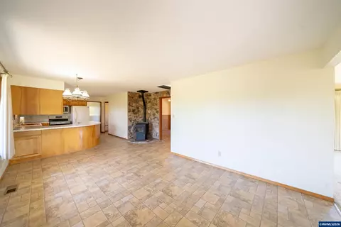 Living - 11124 Wagner Rd, Lyons, OR 97358 photo 4 of 7