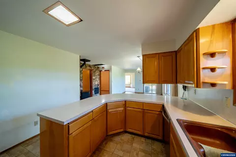 Kitchen - 11124 Wagner Rd, Lyons, OR 97358 photo 2 of 4