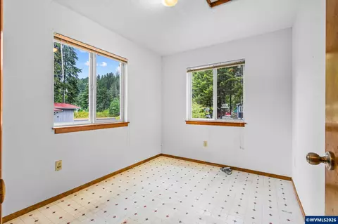 Bedroom - 40637 Shoreline Dr, Lyons, OR 97358 photo 3 of 3