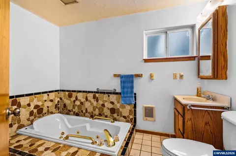 Bath - 40637 Shoreline Dr, Lyons, OR 97358 photo 1 of 3