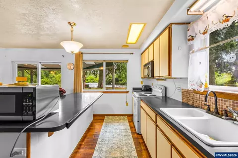 Kitchen - 40637 Shoreline Dr, Lyons, OR 97358 photo 2 of 4